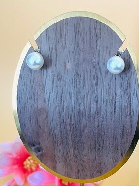 Round faux pearl  earrings silver tone